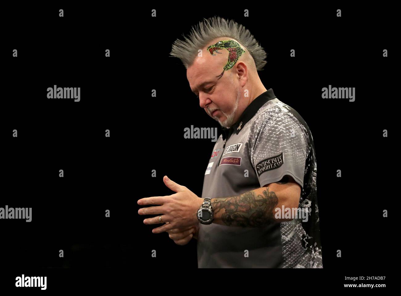 Peter Wright réagit lors de son match en finale contre Gerwyn Price au Aldersley Leisure Village, Wolverhampton.Date de la photo: Dimanche 21 novembre 2021. Banque D'Images