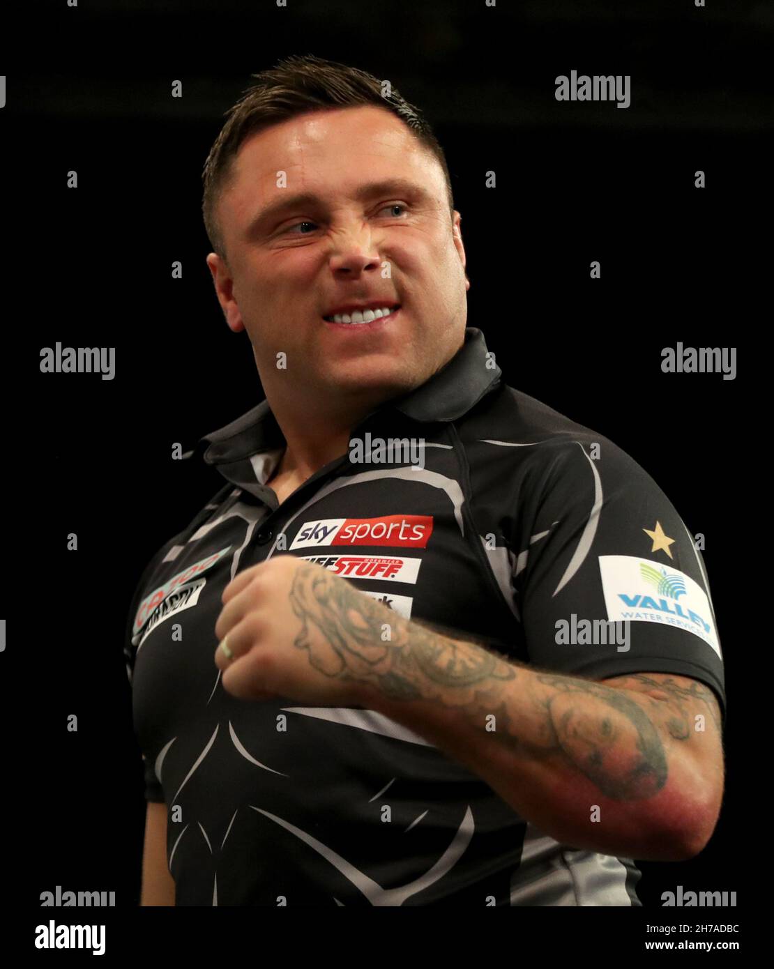 Gerwyn Price célèbre lors de son match en finale contre Peter Wright au Aldersley Leisure Village, Wolverhampton.Date de la photo: Dimanche 21 novembre 2021. Banque D'Images