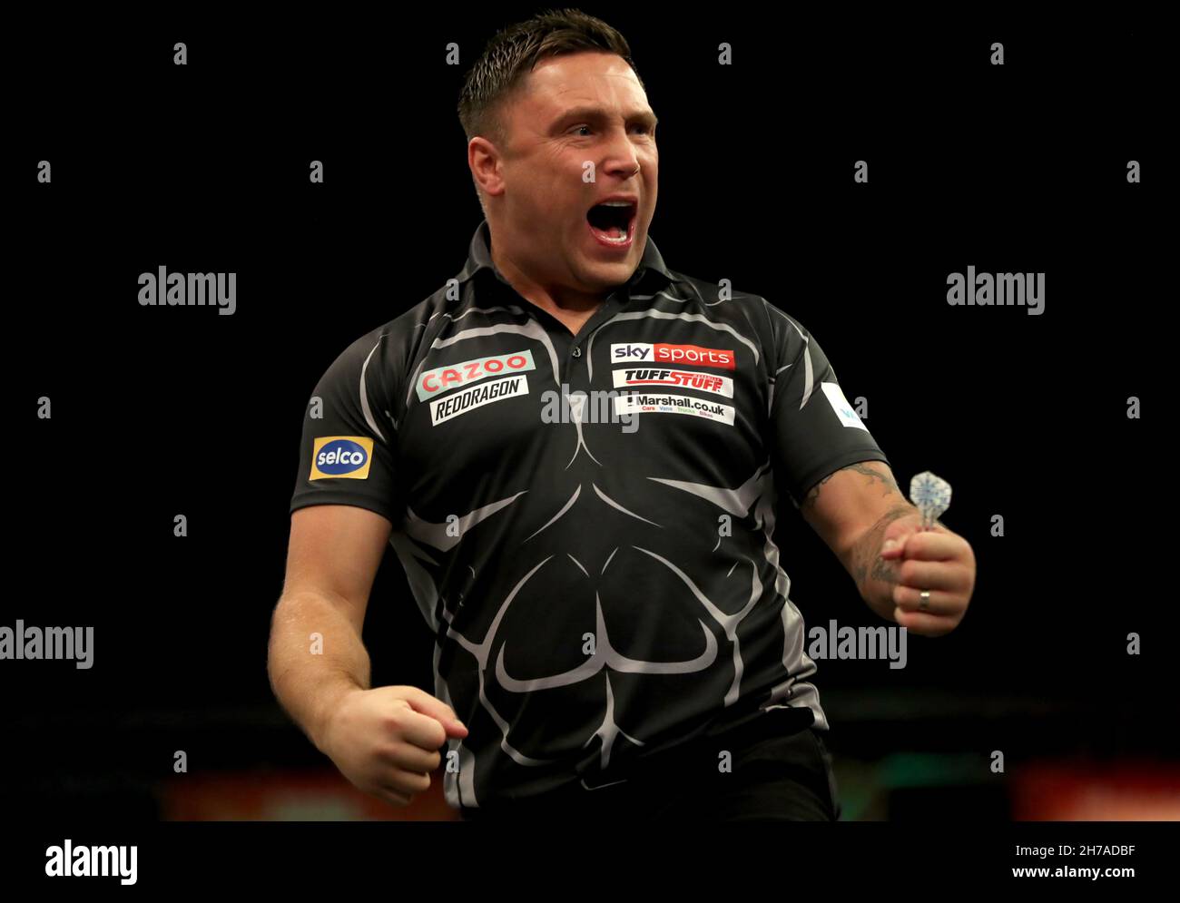 Gerwyn Price célèbre lors de son match en finale contre Peter Wright au Aldersley Leisure Village, Wolverhampton.Date de la photo: Dimanche 21 novembre 2021. Banque D'Images