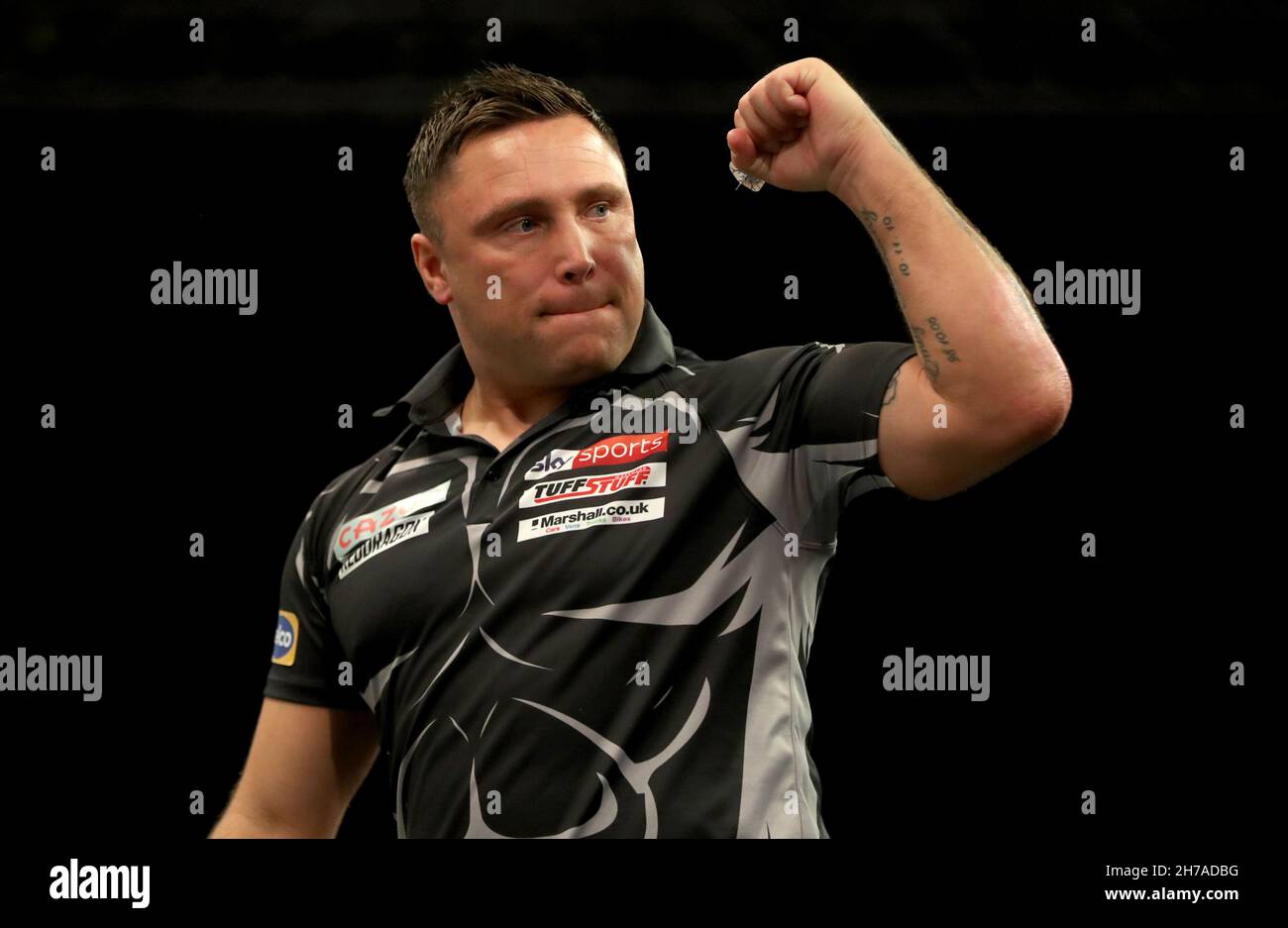 Gerwyn Price célèbre lors de son match en finale contre Peter Wright au Aldersley Leisure Village, Wolverhampton.Date de la photo: Dimanche 21 novembre 2021. Banque D'Images