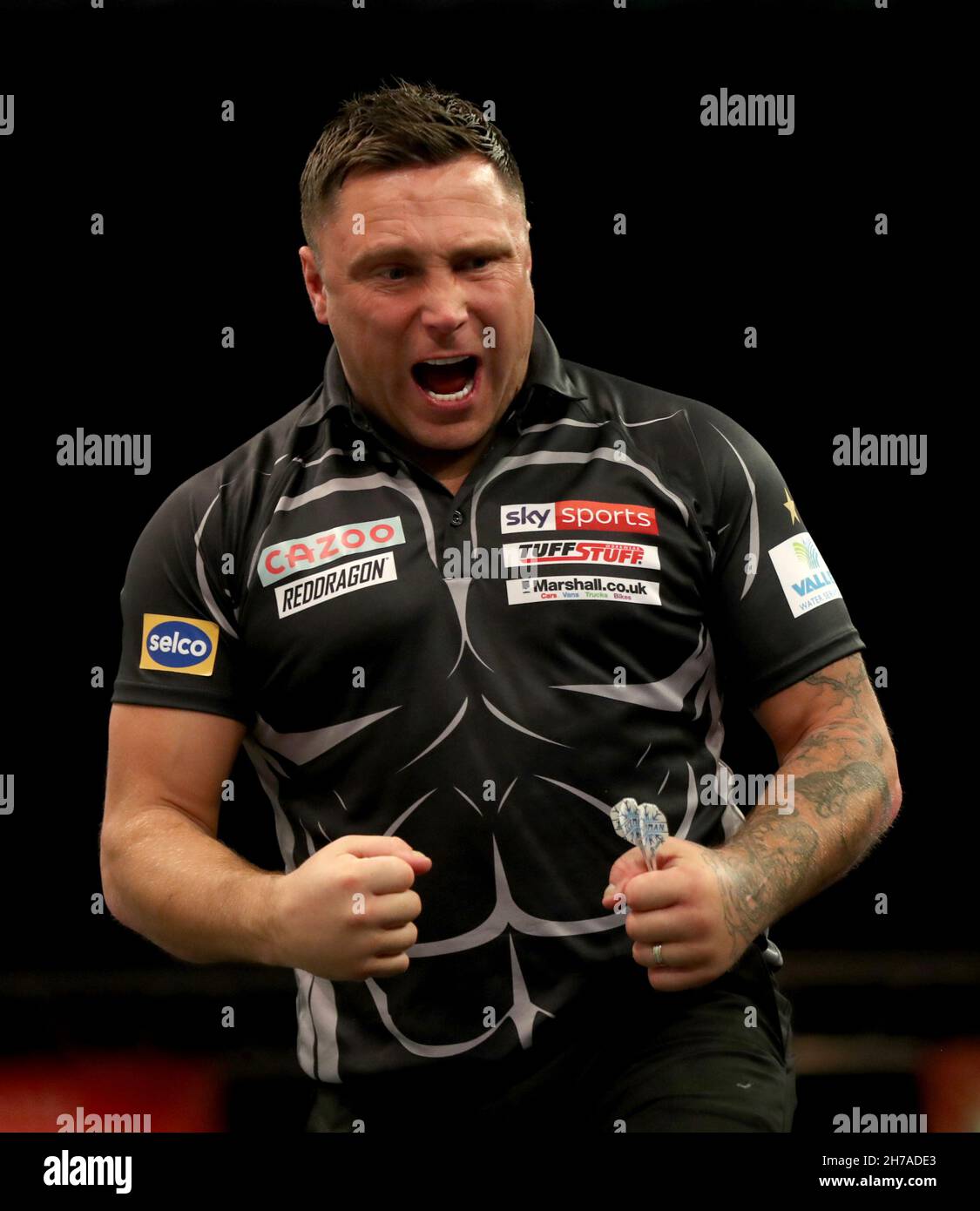 Gerwyn Price célèbre lors de son match en finale contre Peter Wright au Aldersley Leisure Village, Wolverhampton.Date de la photo: Dimanche 21 novembre 2021. Banque D'Images