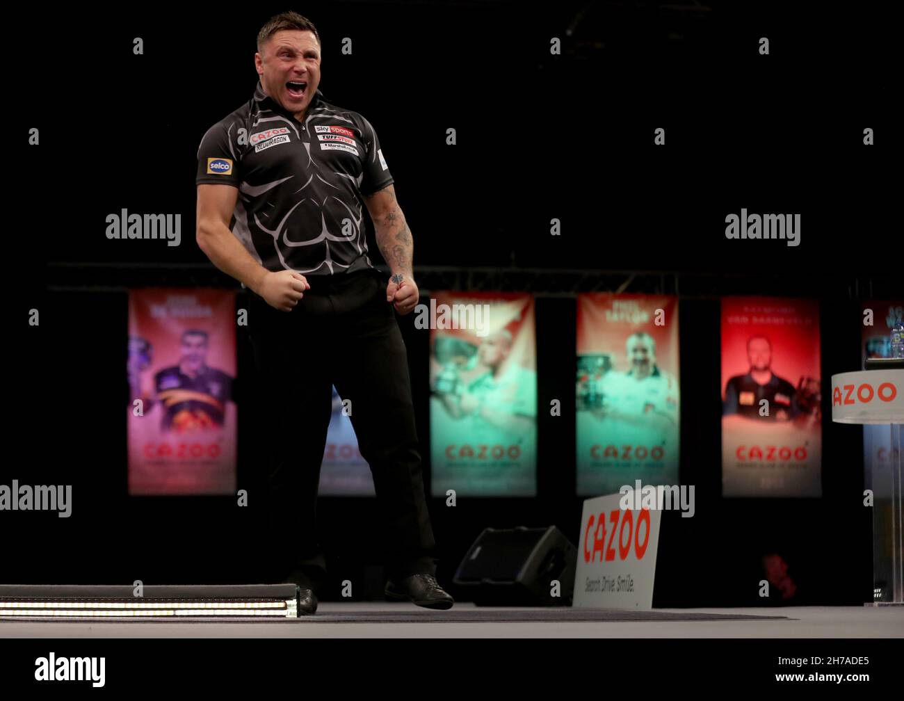 Gerwyn Price célèbre lors de son match en finale contre Peter Wright au Aldersley Leisure Village, Wolverhampton.Date de la photo: Dimanche 21 novembre 2021. Banque D'Images