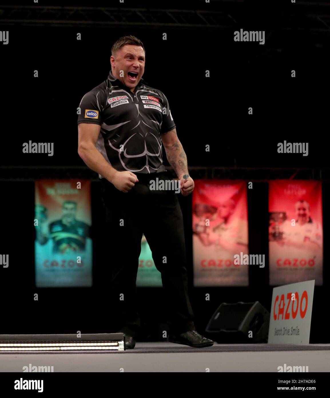Gerwyn Price célèbre lors de son match en finale contre Peter Wright au Aldersley Leisure Village, Wolverhampton.Date de la photo: Dimanche 21 novembre 2021. Banque D'Images