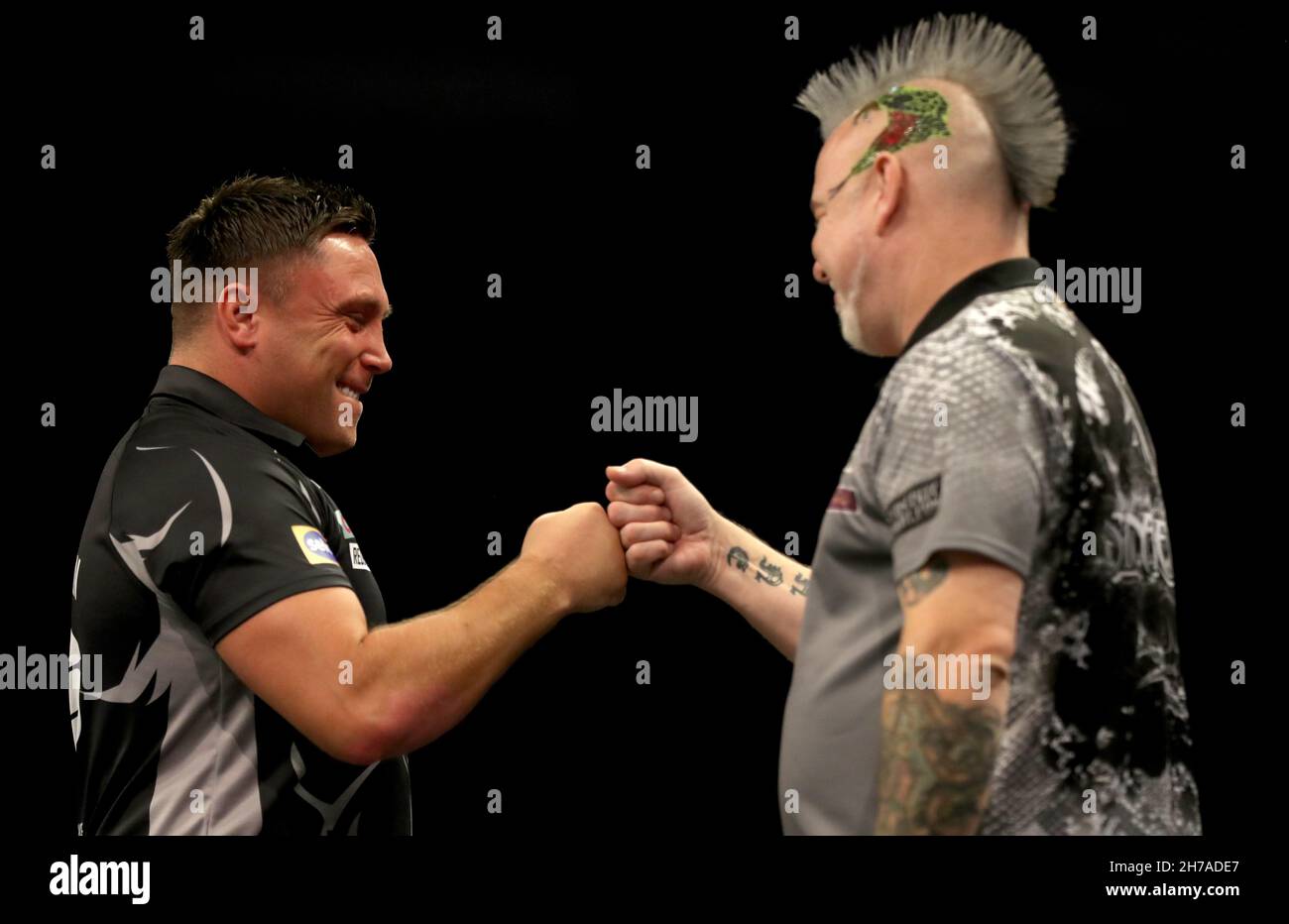 Gerwyn Price est félicité par Peter Wright après le match final au Aldersley Leisure Village, Wolverhampton.Date de la photo: Dimanche 21 novembre 2021. Banque D'Images