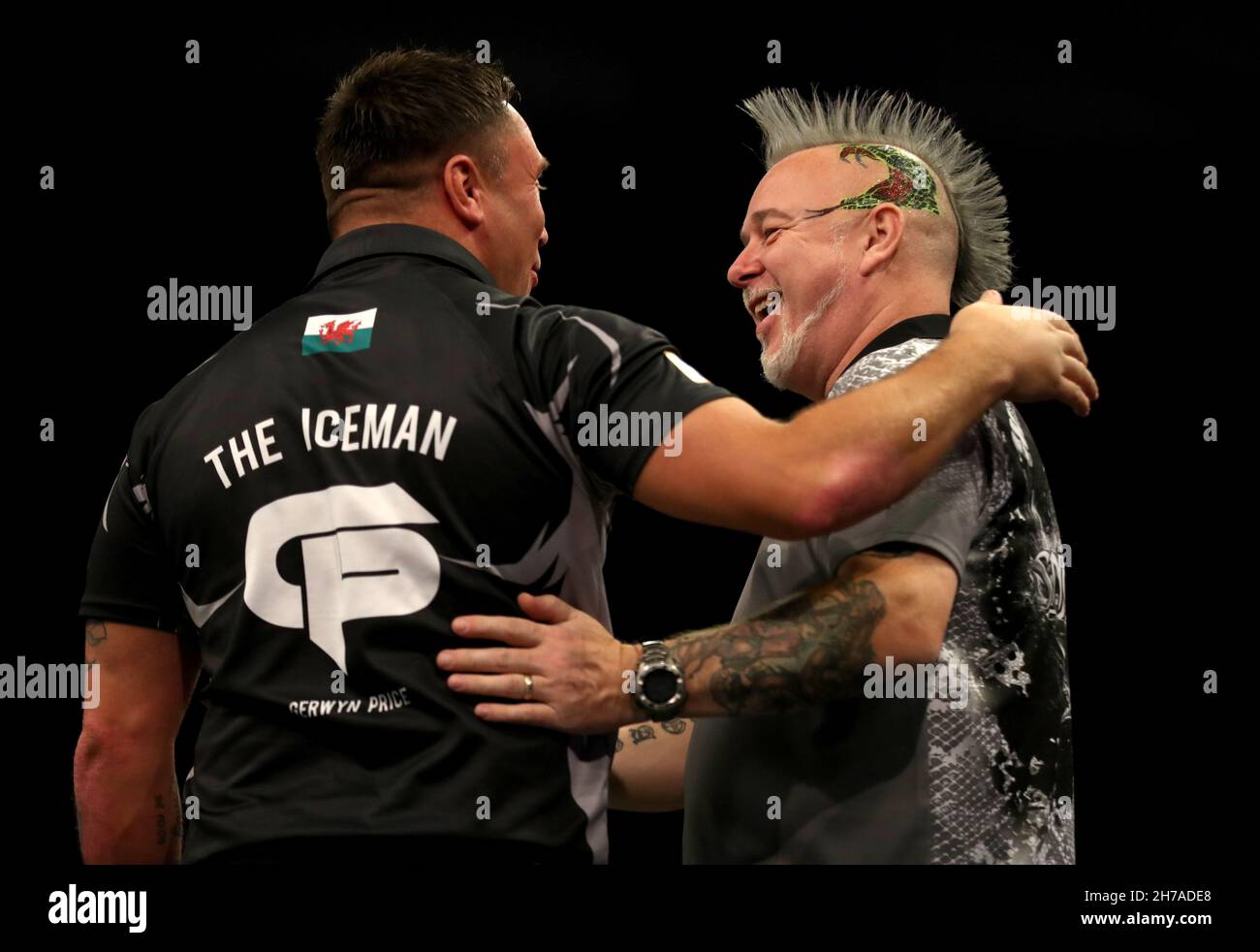 Gerwyn Price est félicité par Peter Wright après le match final au Aldersley Leisure Village, Wolverhampton.Date de la photo: Dimanche 21 novembre 2021. Banque D'Images