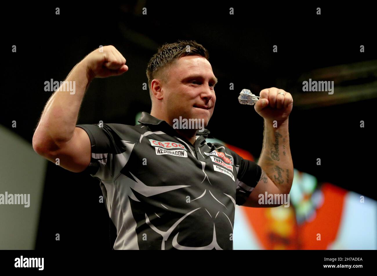 Gerwyn Price célèbre lors de son match en finale contre Peter Wright au Aldersley Leisure Village, Wolverhampton.Date de la photo: Dimanche 21 novembre 2021. Banque D'Images
