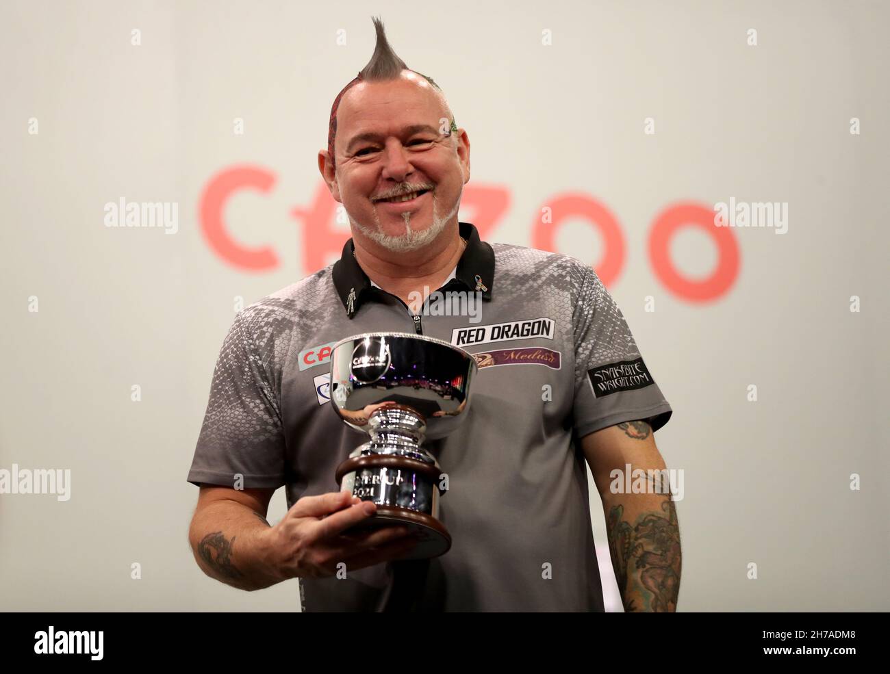 Peter Wright pose son deuxième trophée après son match en finale contre Gerwyn Price au village de loisirs d'Aldersley, Wolverhampton.Date de la photo: Dimanche 21 novembre 2021. Banque D'Images