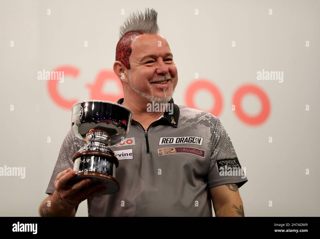 Peter Wright pose son deuxième trophée après son match en finale contre Gerwyn Price au village de loisirs d'Aldersley, Wolverhampton.Date de la photo: Dimanche 21 novembre 2021. Banque D'Images