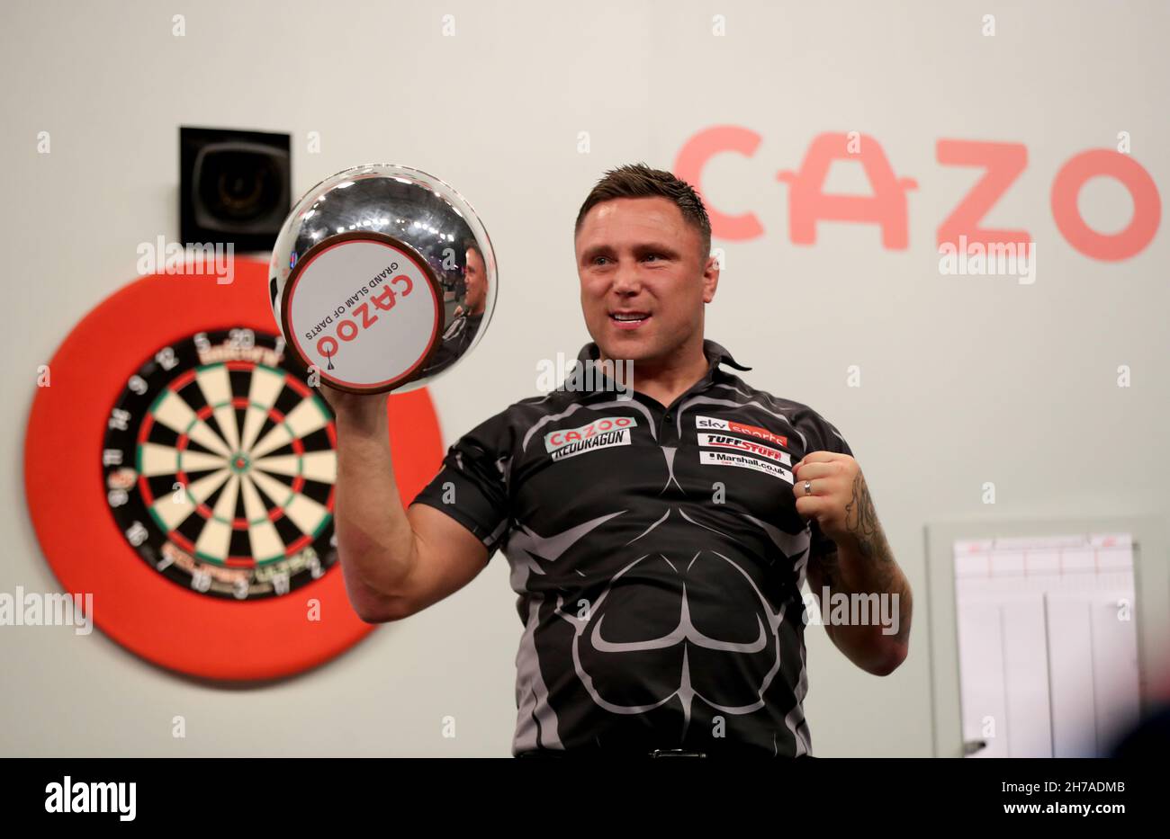 Gerwyn Price pose avec trophée après avoir remporté son match en finale contre Peter Wright au Aldersley Leisure Village, Wolverhampton.Date de la photo: Dimanche 21 novembre 2021. Banque D'Images