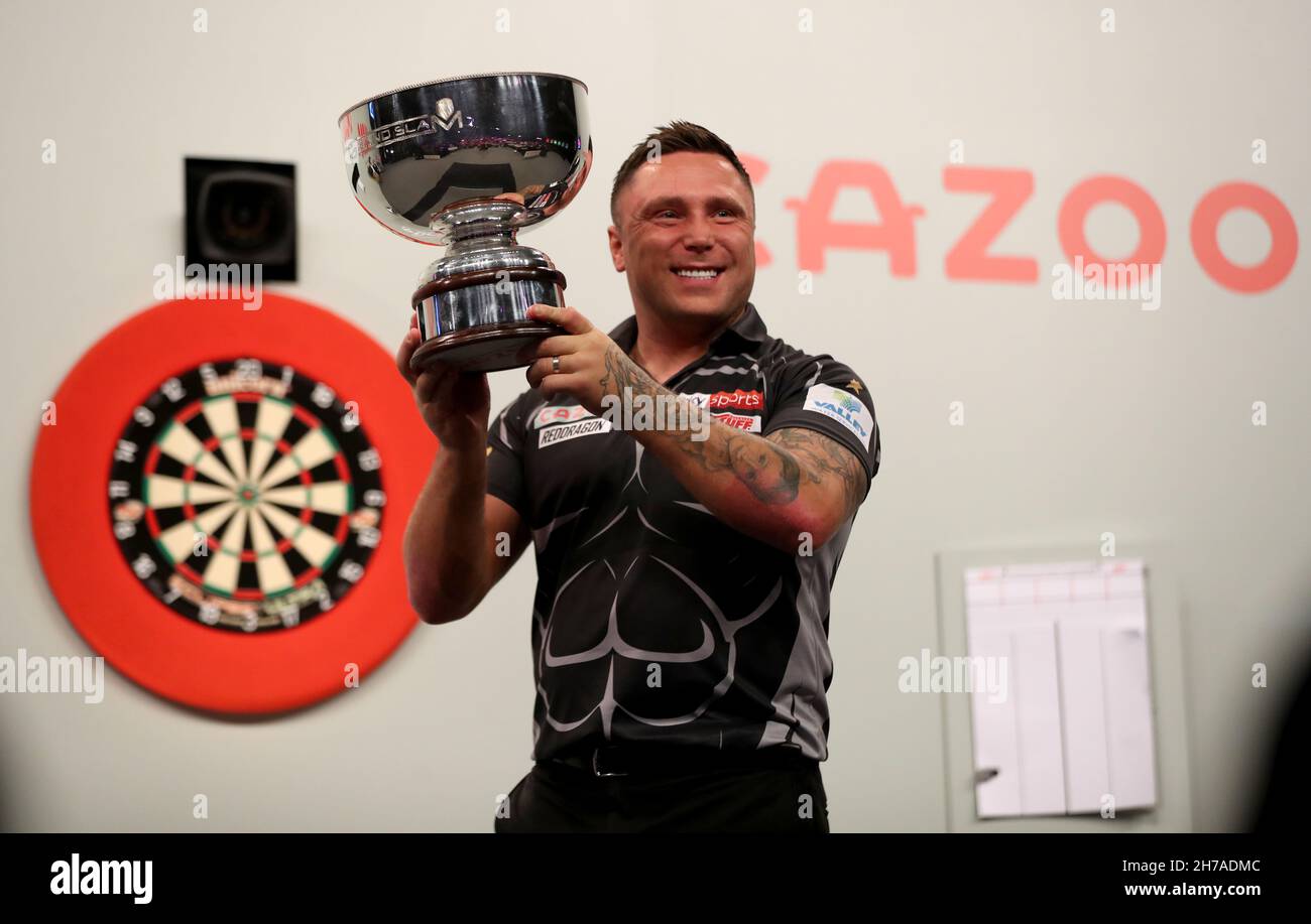 Gerwyn Price pose avec trophée après avoir remporté son match en finale contre Peter Wright au Aldersley Leisure Village, Wolverhampton.Date de la photo: Dimanche 21 novembre 2021. Banque D'Images