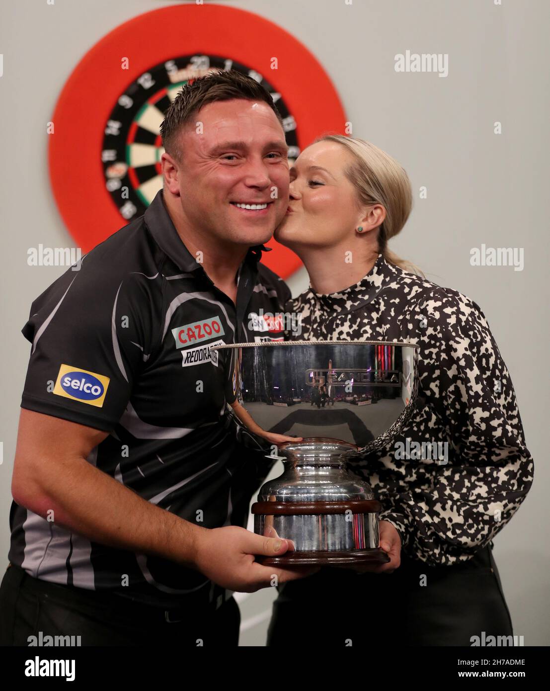 Gerwyn Price et Beto Palmer posent avec trophée après avoir remporté son match en finale contre Peter Wright au Aldersley Leisure Village, Wolverhampton.Date de la photo: Dimanche 21 novembre 2021. Banque D'Images