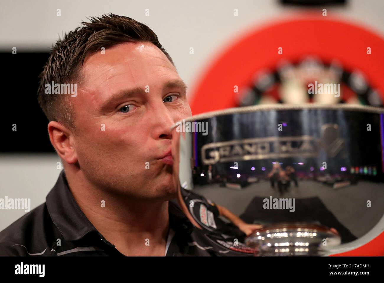 Gerwyn Price pose avec trophée après avoir remporté son match en finale contre Peter Wright au Aldersley Leisure Village, Wolverhampton.Date de la photo: Dimanche 21 novembre 2021. Banque D'Images