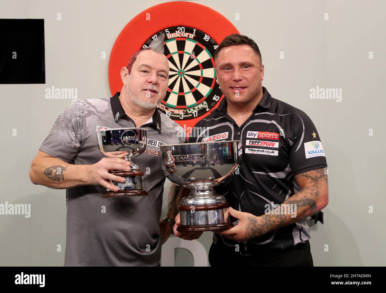 Gerwyn Price et Peter Wright posent avec leurs trophées après le match final au Aldersley Leisure Village, Wolverhampton.Date de la photo: Dimanche 21 novembre 2021. Banque D'Images