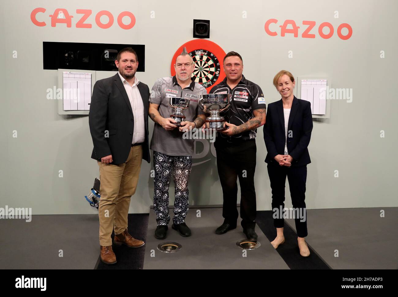 Gerwyn Price et Peter Wright posent avec leurs trophées après le match final au Aldersley Leisure Village, Wolverhampton.Date de la photo: Dimanche 21 novembre 2021. Banque D'Images