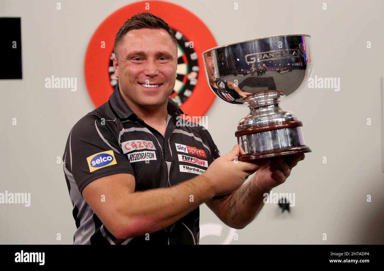 Gerwyn Price pose avec trophée après avoir remporté son match en finale contre Peter Wright au Aldersley Leisure Village, Wolverhampton.Date de la photo: Dimanche 21 novembre 2021. Banque D'Images