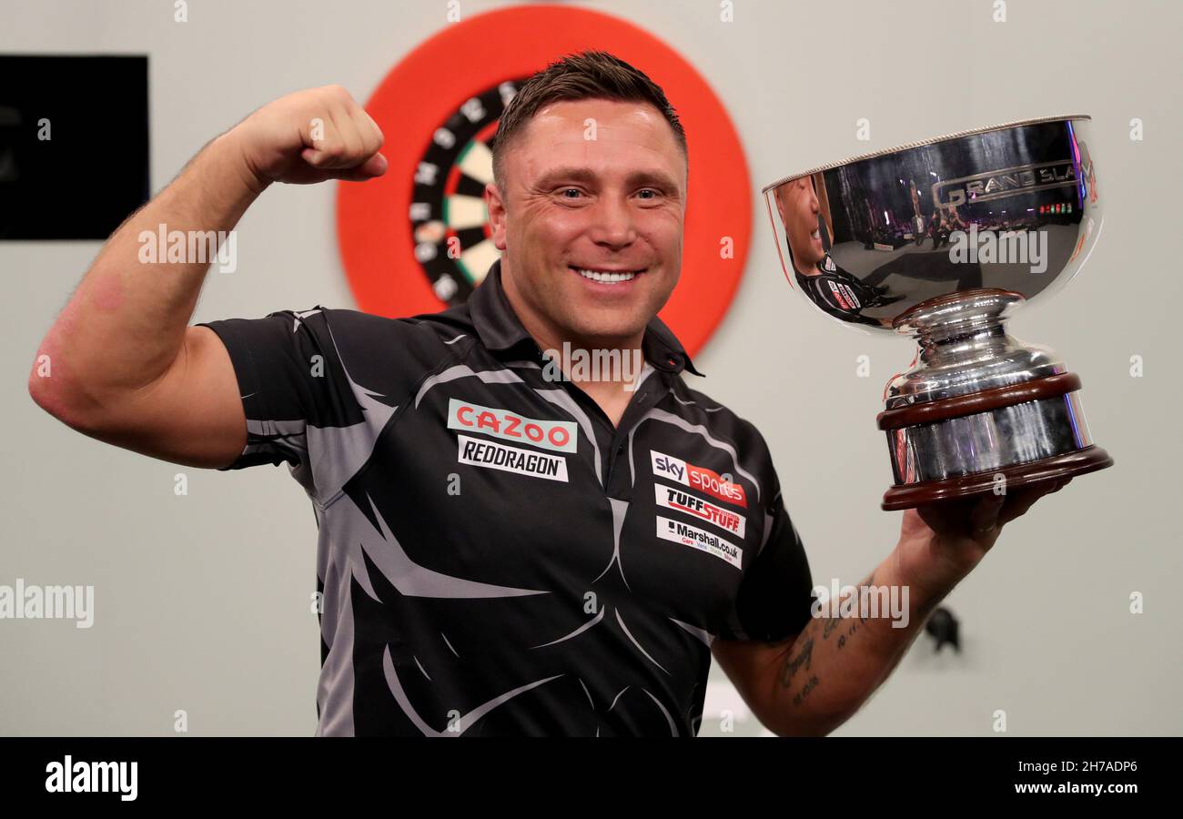 Gerwyn Price pose avec trophée après avoir remporté son match en finale contre Peter Wright au Aldersley Leisure Village, Wolverhampton.Date de la photo: Dimanche 21 novembre 2021. Banque D'Images