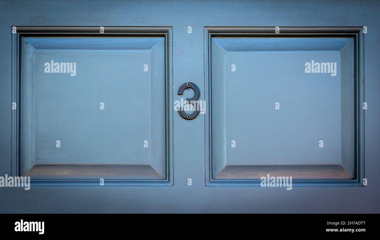 Maison numéro 3 sur une place sur une porte en bois Banque D'Images