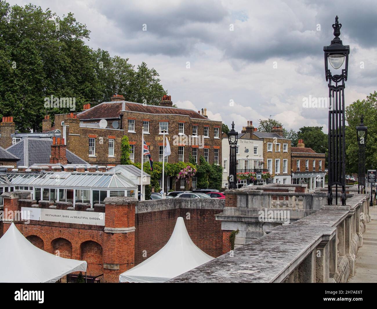 MOLESEY, SURREY, Royaume-Uni - 09 JUILLET 2021 : vue sur le pont de Hampton court en direction de l'hôtel Mitre et du pub Mute Swan à East Molesey Banque D'Images
