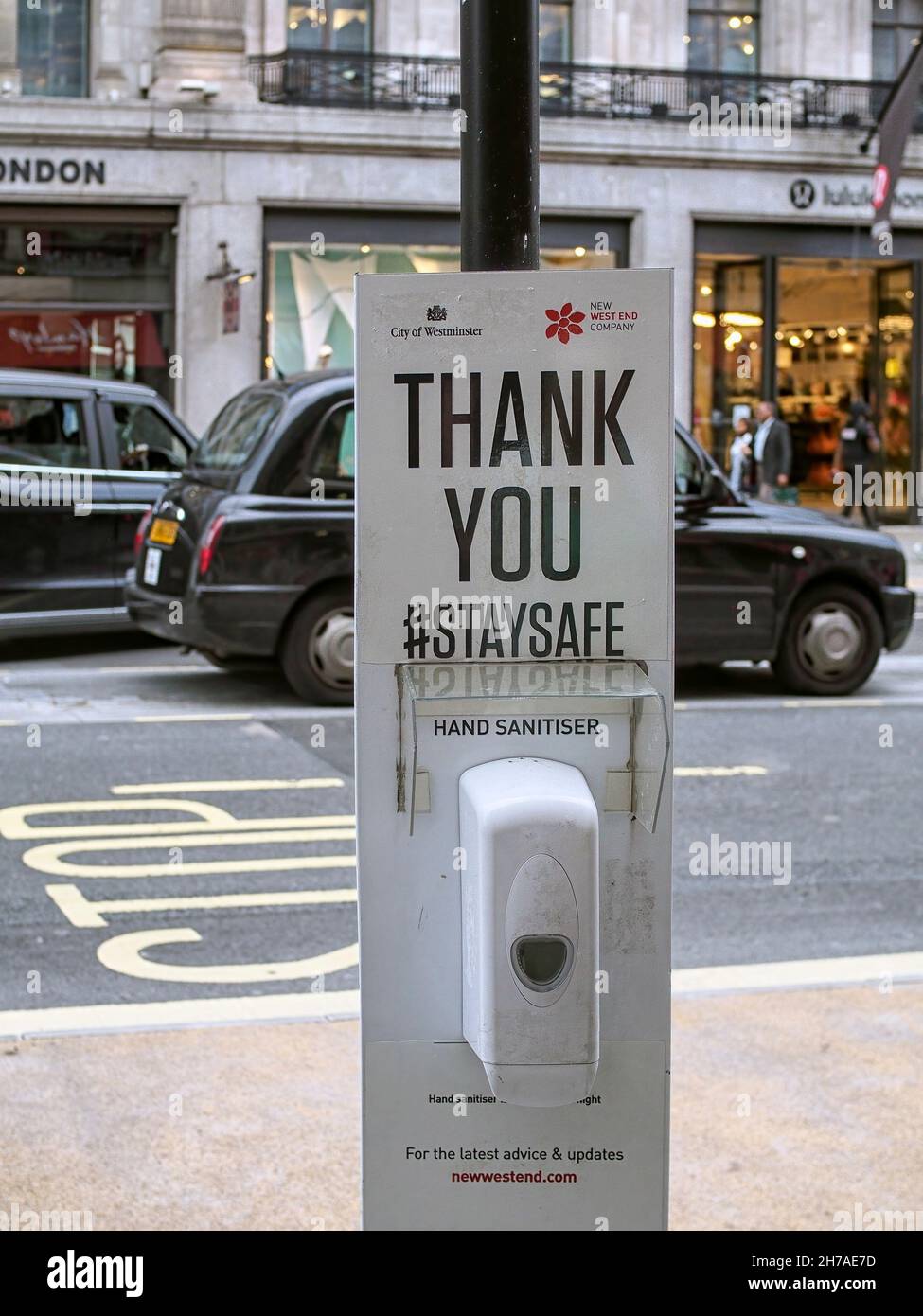 LONDRES, Royaume-Uni - 09 JUILLET 2021 : gare publique de Sanitizer sur Regent Street Banque D'Images