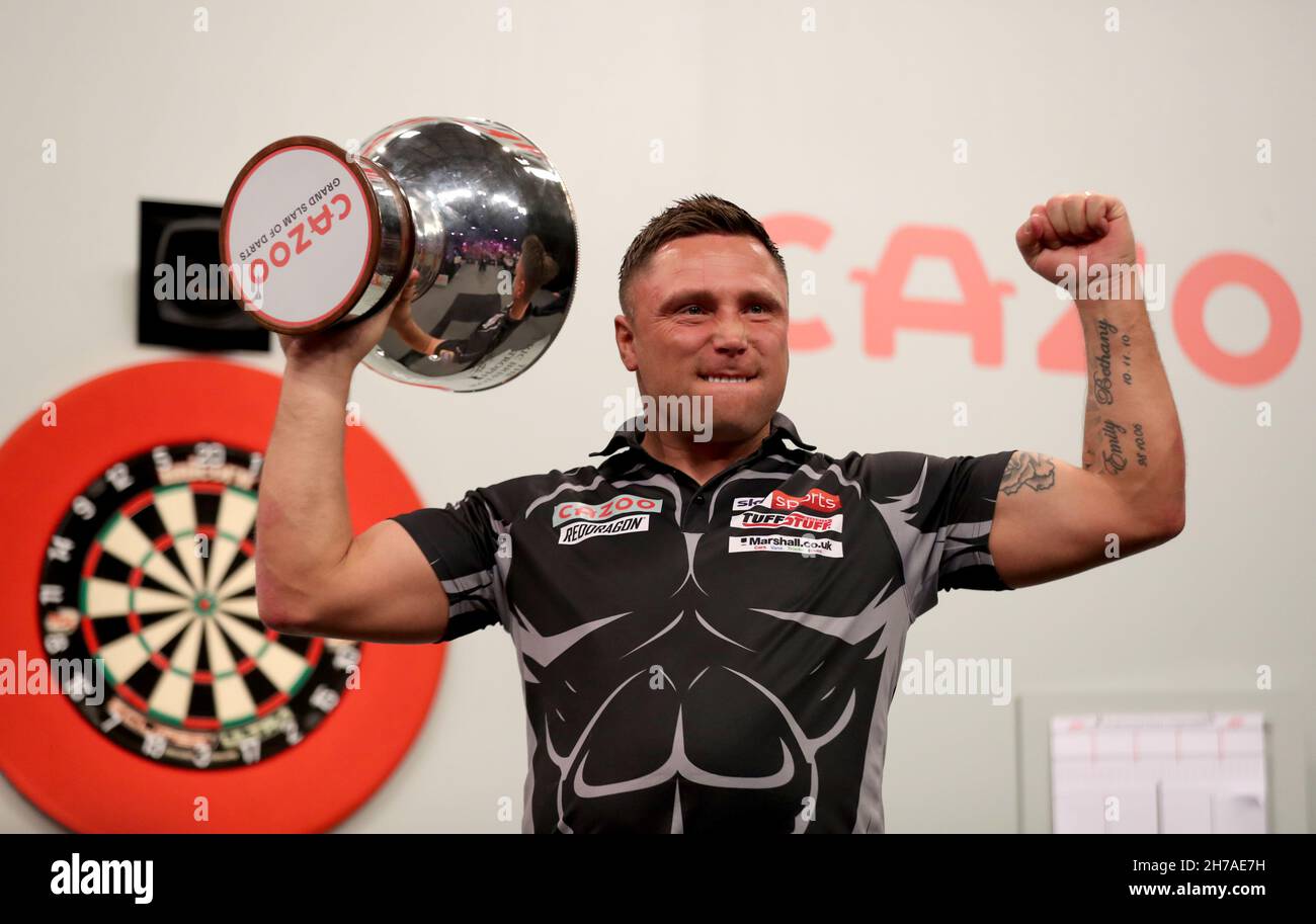 Gerwyn Price pose avec trophée après avoir remporté son match en finale contre Peter Wright au Aldersley Leisure Village, Wolverhampton.Date de la photo: Dimanche 21 novembre 2021. Banque D'Images
