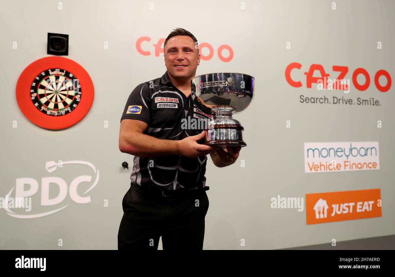 Gerwyn Price pose avec trophée après avoir remporté son match en finale contre Peter Wright au Aldersley Leisure Village, Wolverhampton.Date de la photo: Dimanche 21 novembre 2021. Banque D'Images