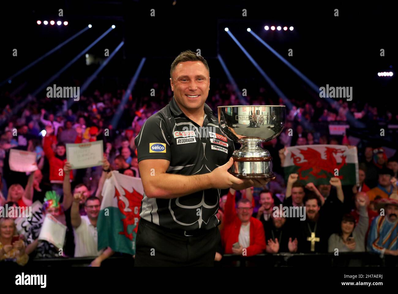 Gerwyn Price pose avec trophée après avoir remporté son match en finale contre Peter Wright au Aldersley Leisure Village, Wolverhampton.Date de la photo: Dimanche 21 novembre 2021. Banque D'Images