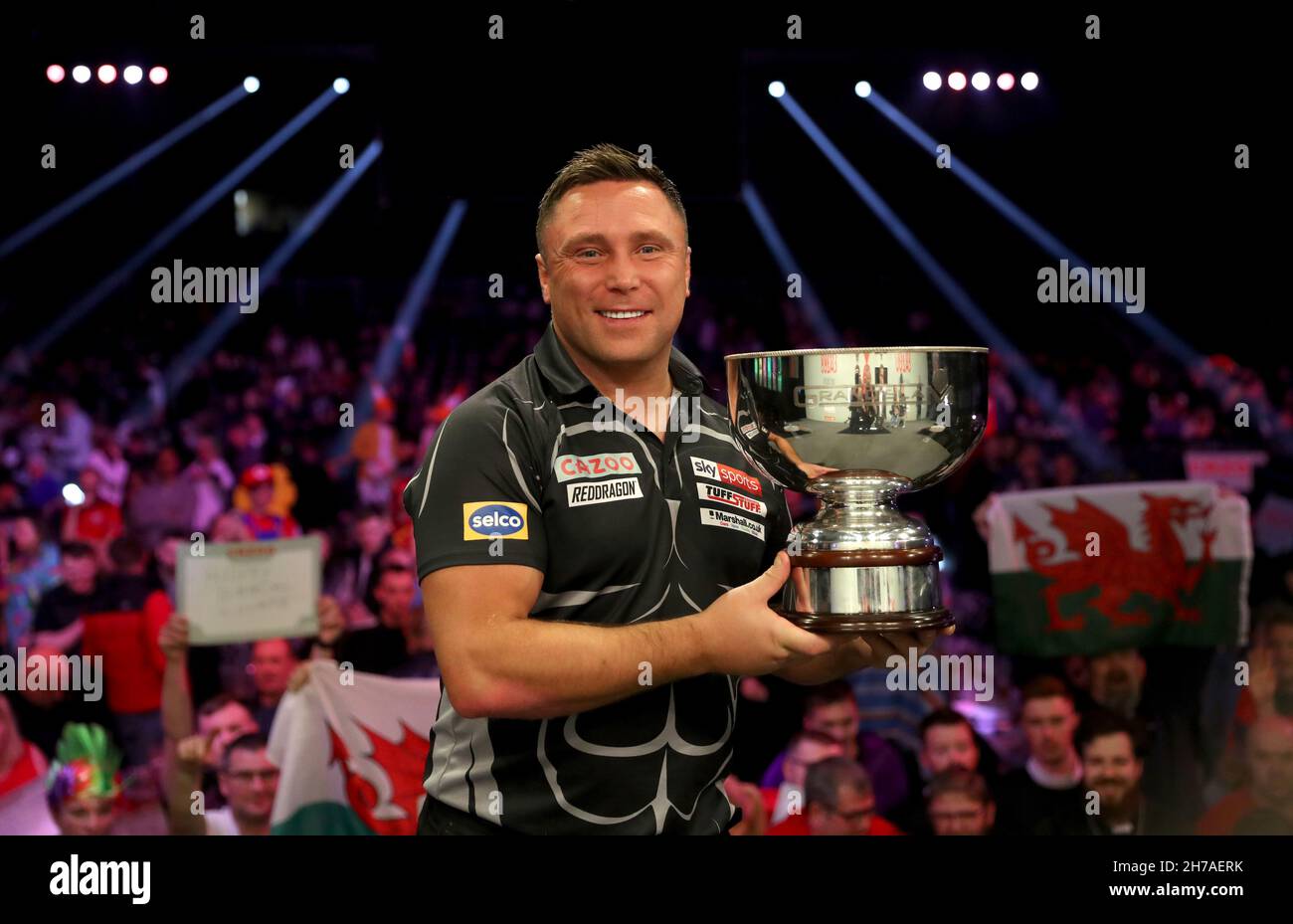 Gerwyn Price pose avec trophée après avoir remporté son match en finale contre Peter Wright au Aldersley Leisure Village, Wolverhampton.Date de la photo: Dimanche 21 novembre 2021. Banque D'Images