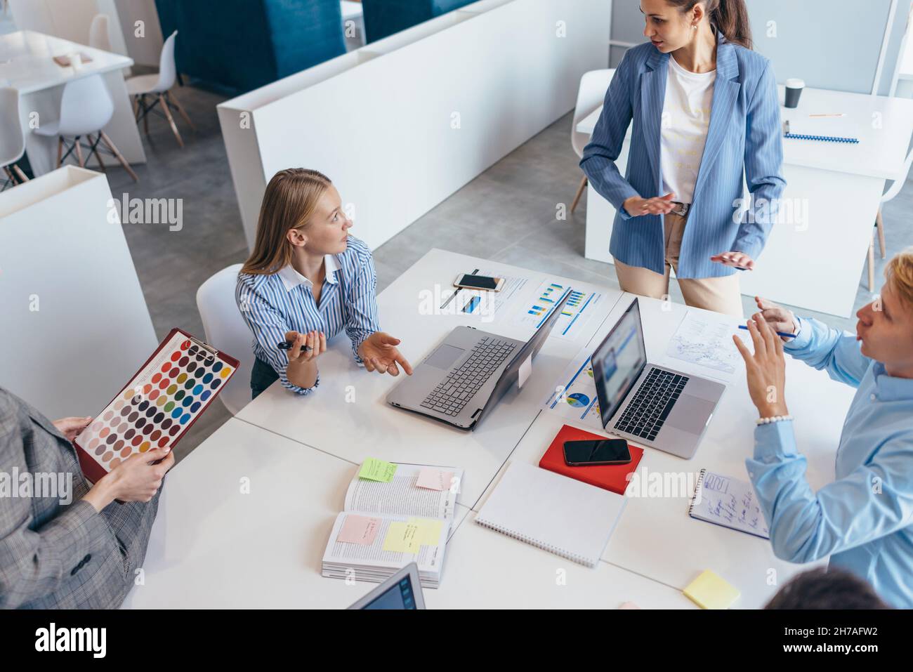 Collègues collaborant et partageant des idées au bureau Banque D'Images