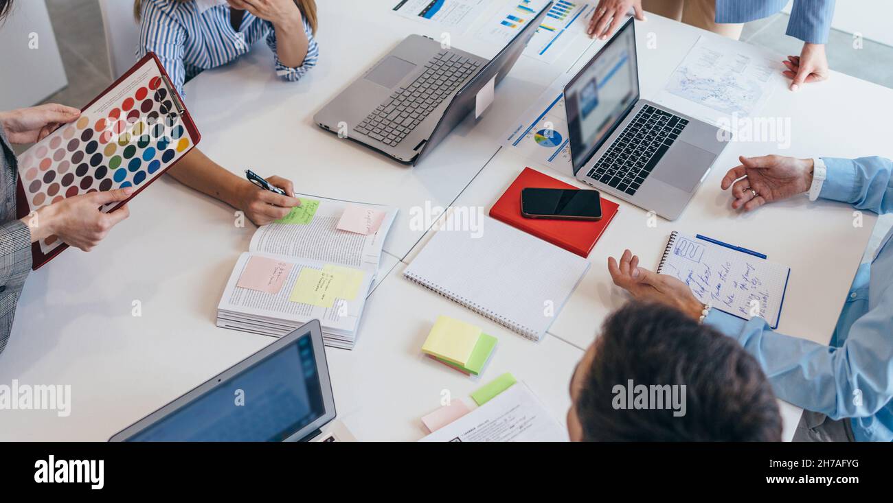 Collègues collaborant et partageant des idées au bureau Banque D'Images