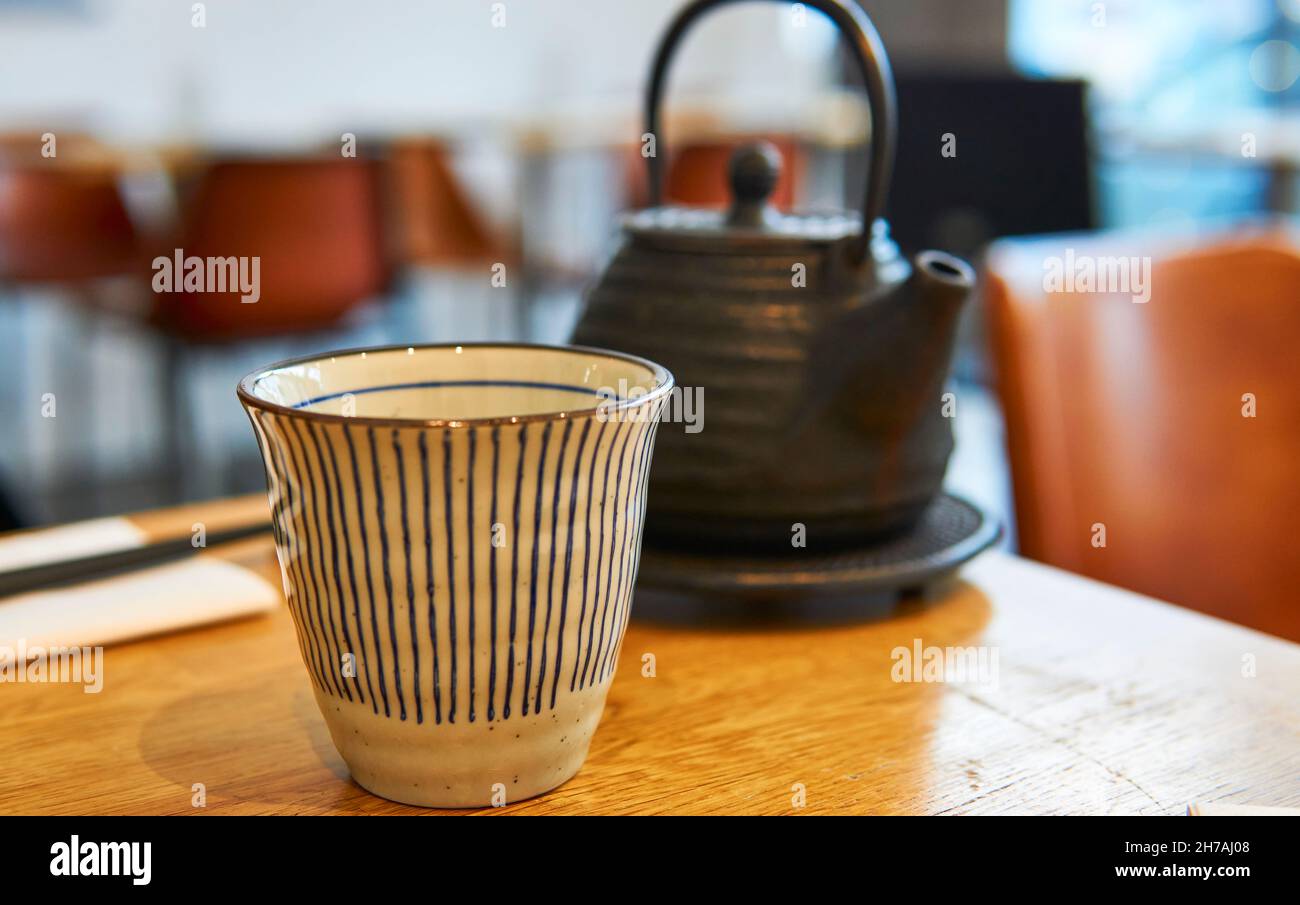 Théière et tasse asiatiques sur une table de restaurant.Théière noire Banque D'Images