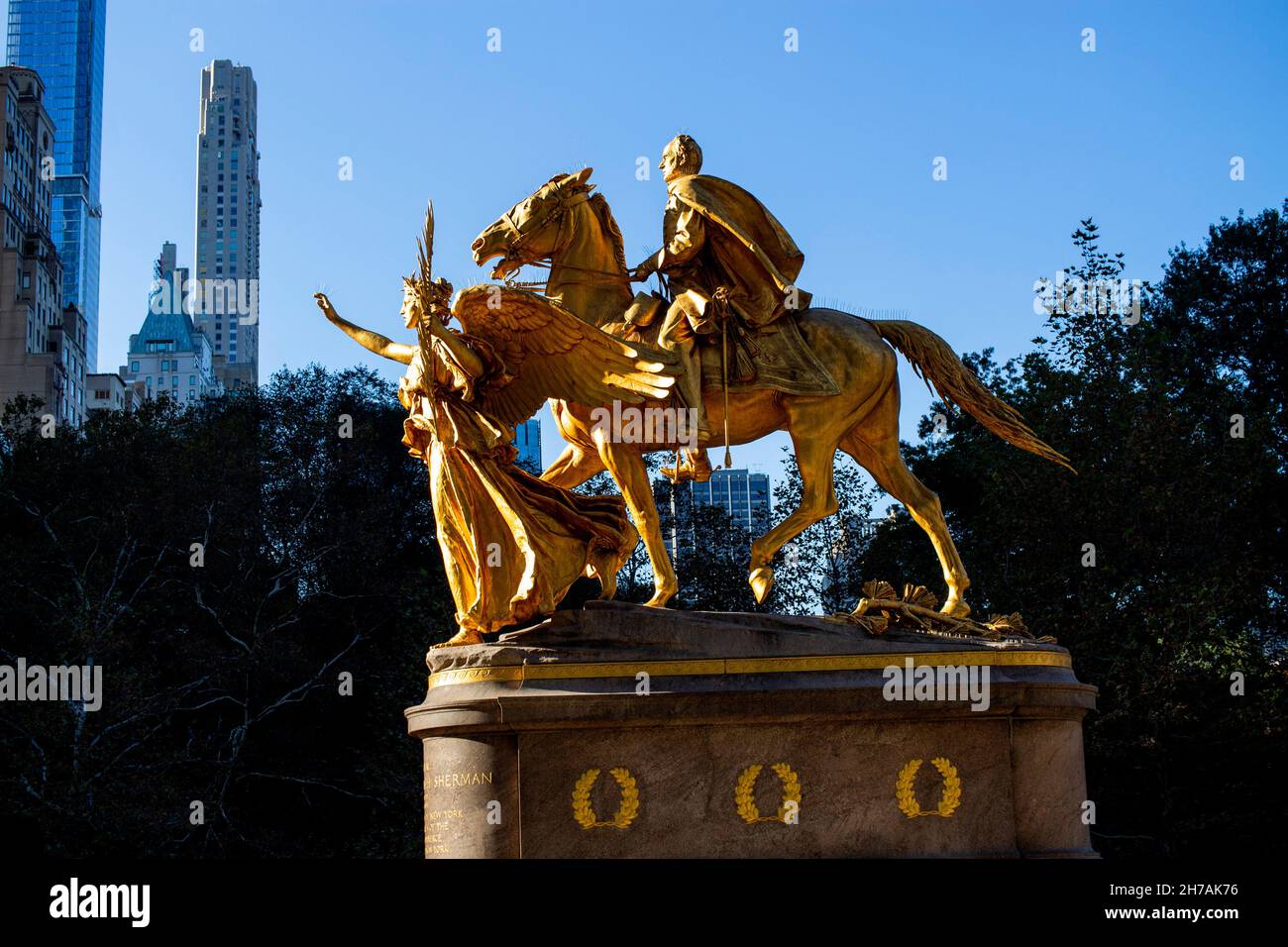 New York, NY, États-Unis.6 novembre 2021.Monument William Tecumseh Sherman au Grand Army Plaza sur la Fifth Avenue à New York, le 6 novembre 2021.La cinquième avenue a été appelée 'Millionaire's Row' en raison des maisons et des boutiques chères dans les environs de Central Park.(Credit image: © John Marshall Mantel/ZUMA Press Wire) Banque D'Images