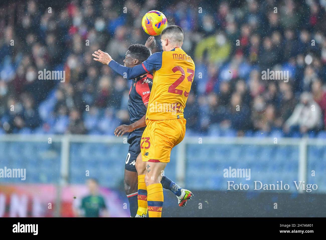 Stade Luigi Ferraris, Genova, Italie, 21 novembre 2021,Andrea Cambiaso (Gênes), Gianluca Mancini (Roma) pendant Gênes CFC vs AS Roma - football italien série A match Banque D'Images