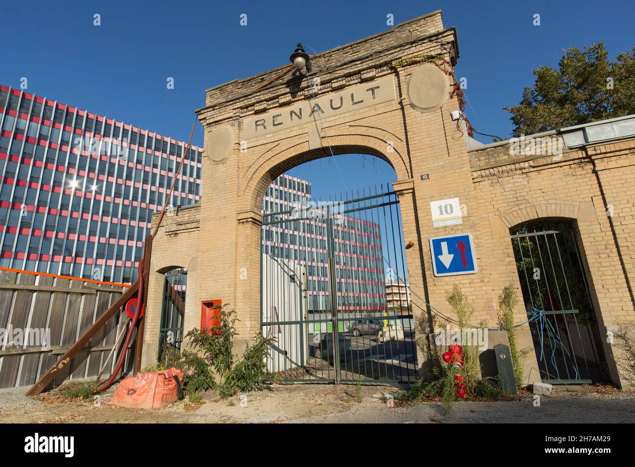 FRANCE HAUT-DE-SEINE (92100) BOULOGNE-BILLANCOURT, ANCIENNE PORTE DE L'USINE RENAULT DANS LA ZONE DU TRAPÈZE Banque D'Images