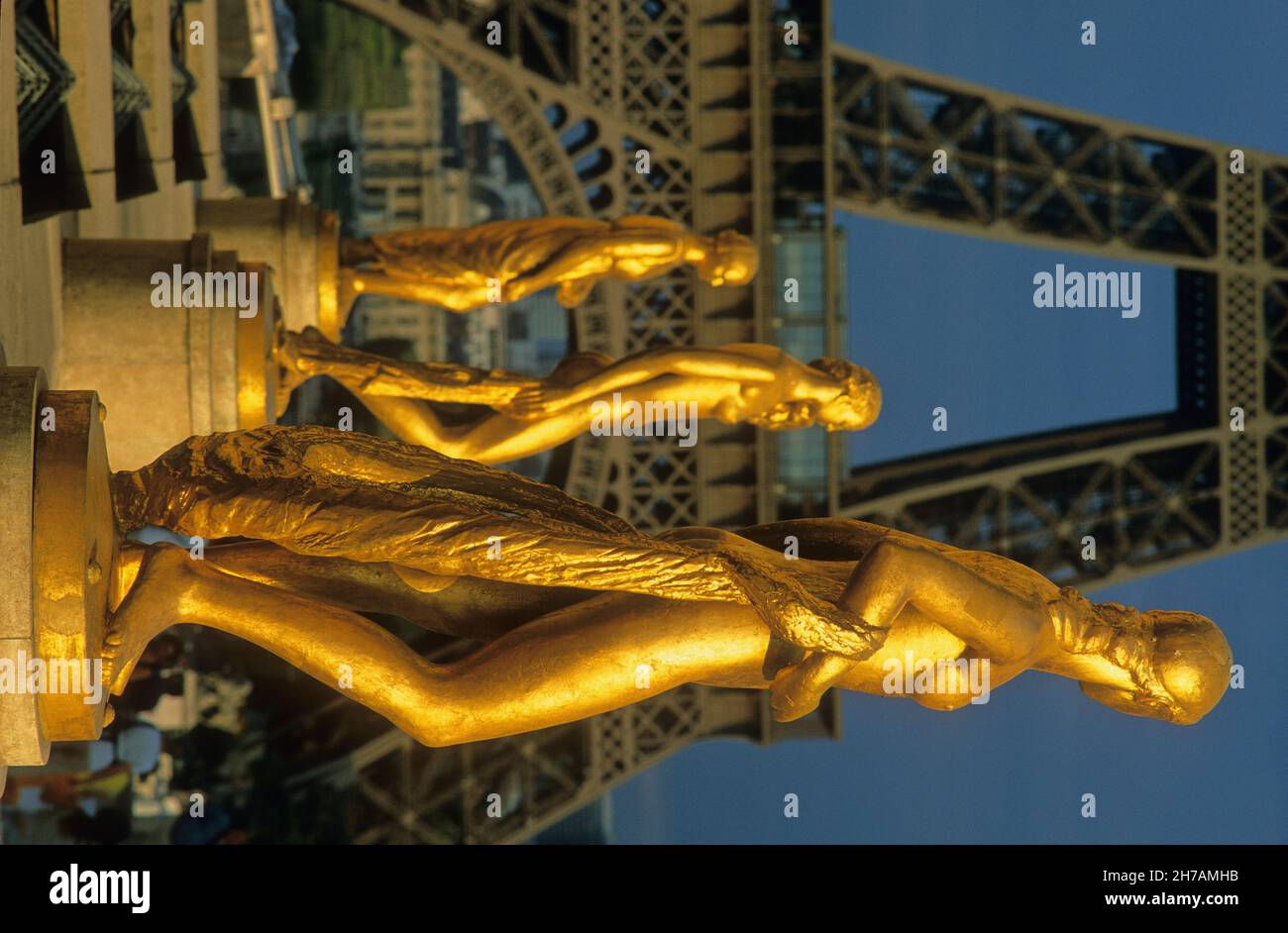 FRANCE.PARIS (75) 16E AR.STATUE DU TROCADÉRO PLAZA ET DE LA TOUR EIFFEL Banque D'Images