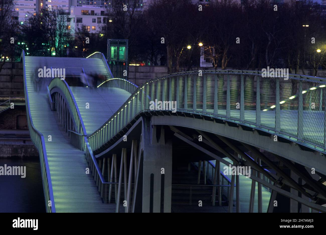 FRANCE.PARIS (75) 12E ARR/13E PASSERELLE ARR.SIMONE DE BEAUVOIR RELIANT LA BIBLIOTHÈQUE FRANÇOIS MITTERRAND AU JARDIN DE BERCY Banque D'Images