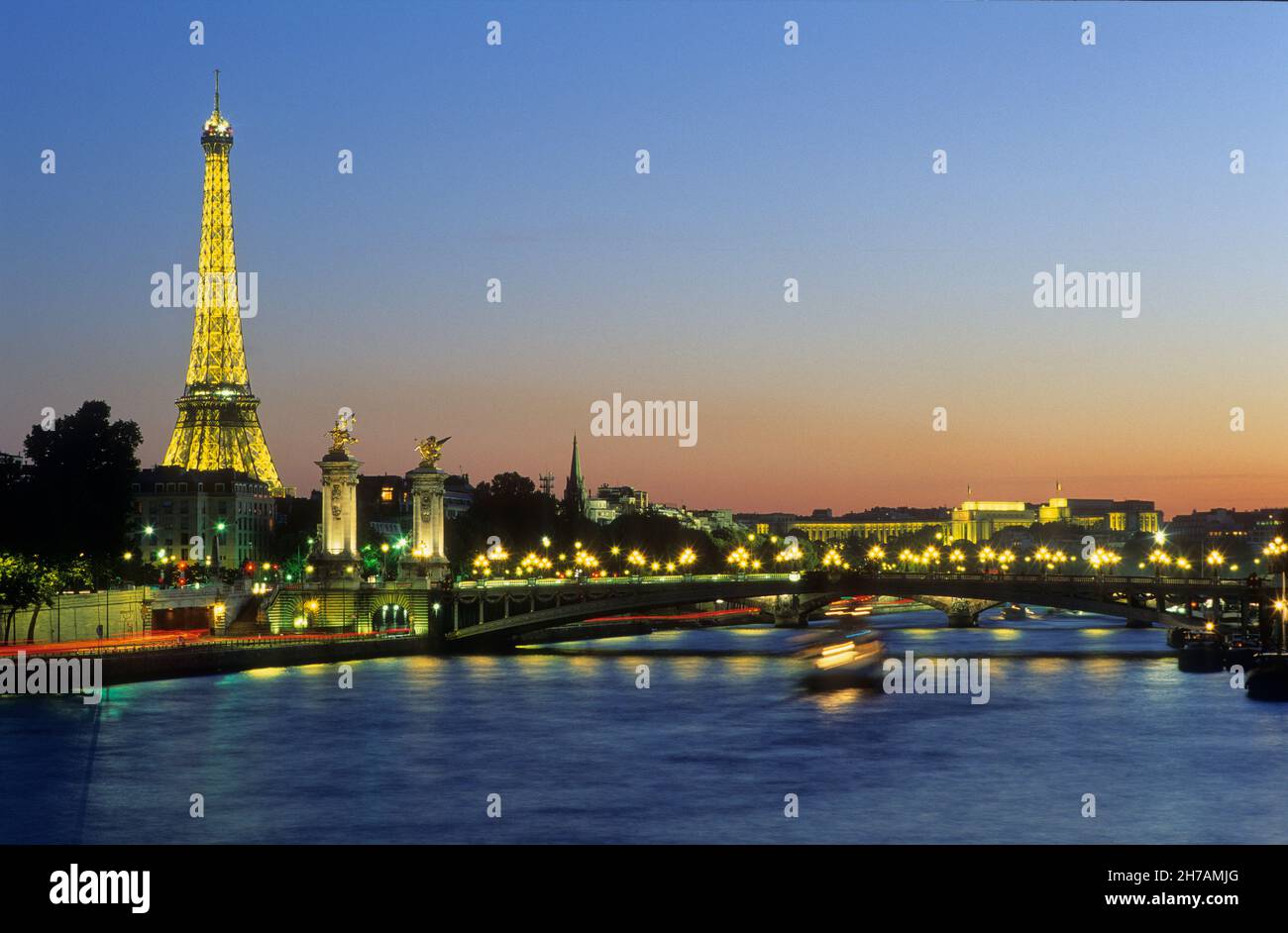 FRANCE.PARIS (75) 7E AR.LA SEINE, LE PONT ALEXANDRE III ET LA TOUR EIFFEL LA NUIT FOUDRE PAR PIERRE BIREAU (ATHORIZATION REQUISE) Banque D'Images