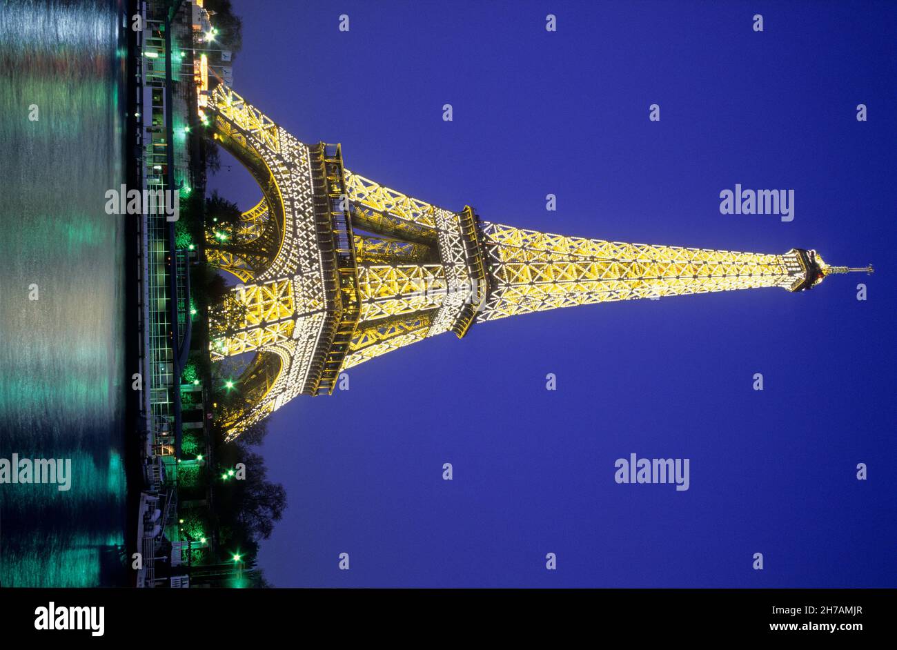 FRANCE.PARIS (75) 7E AR.LA TOUR EIFFEL DE NUIT FOUDRE PAR PIERRE BIREAU (ATHORIZATION REQUISE) Banque D'Images