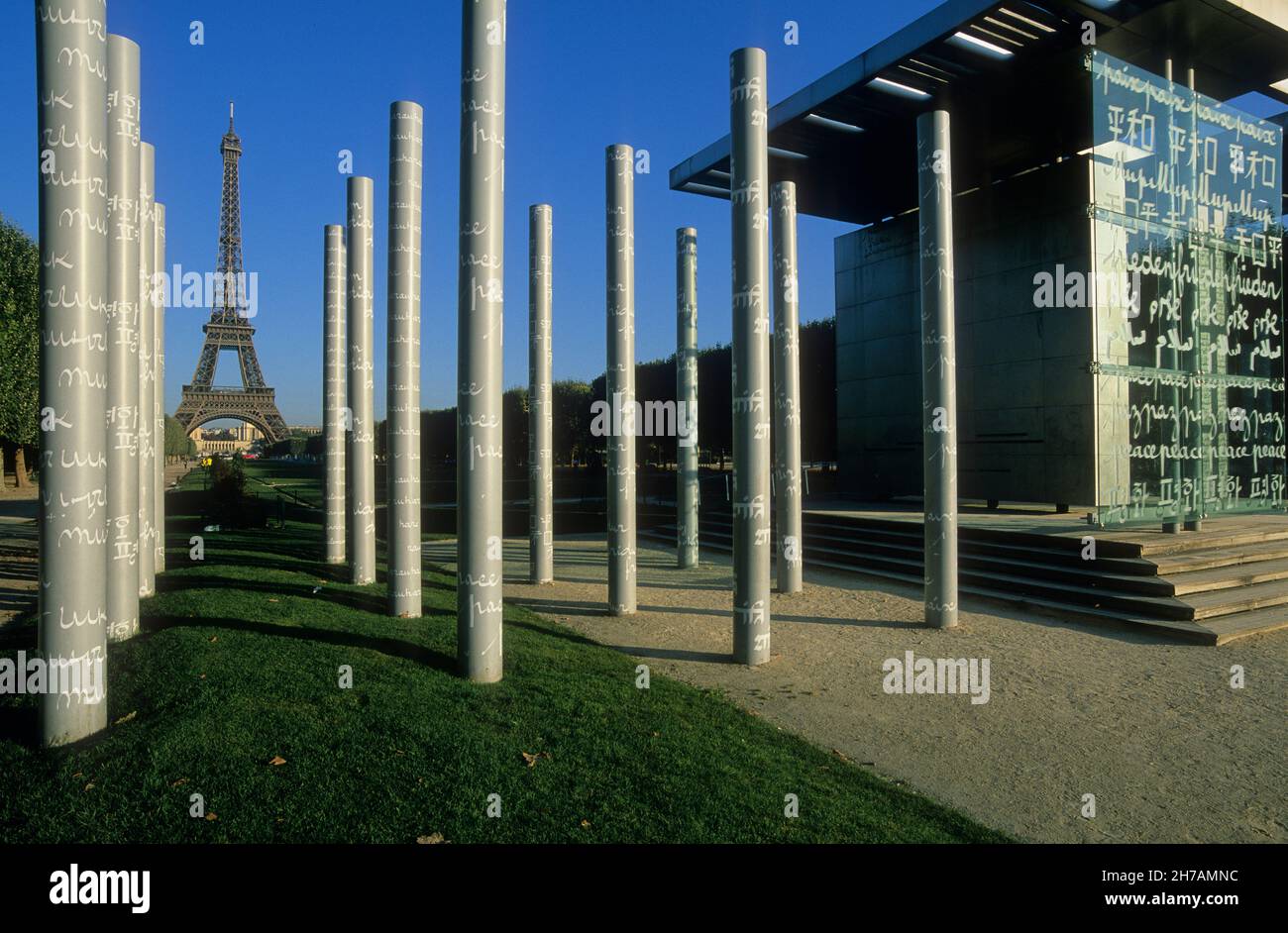 FRANCE.PARIS (75) 7E AR.LE MUR DE LA PAIX AU CHAMP DE MARS ET LA TOUR EIFFEL EN ARRIERE-PLAN Banque D'Images