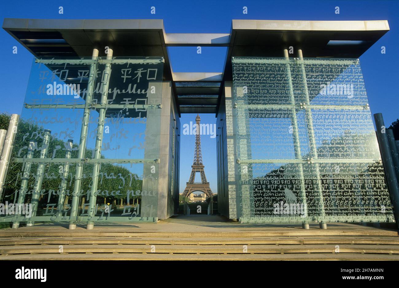 FRANCE.PARIS (75) 7E AR.LE MUR DE LA PAIX AU CHAMP DE MARS ET LA TOUR EIFFEL EN ARRIERE-PLAN Banque D'Images
