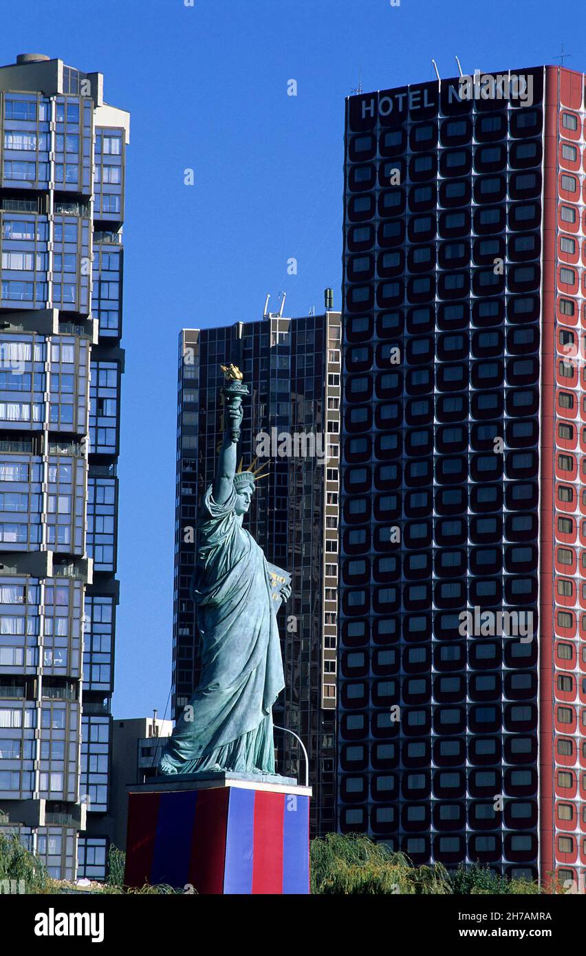 LA STATUE DE LA LIBERTÉ, ET LE FRONT DE LA SEINE, PARIS 15EME (75). Banque D'Images