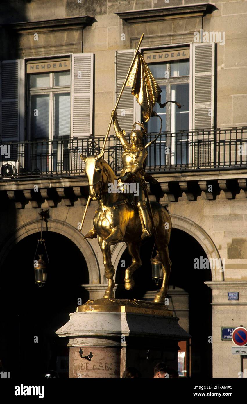 FRANCE.PARIS (75) STATUE DE JEANNE D'ARC SUR LA PLACE DES PYRAMIDES (À CÔTÉ DU JARDIN DES TUILERIES - JARDINS DES TUILERIES) Banque D'Images
