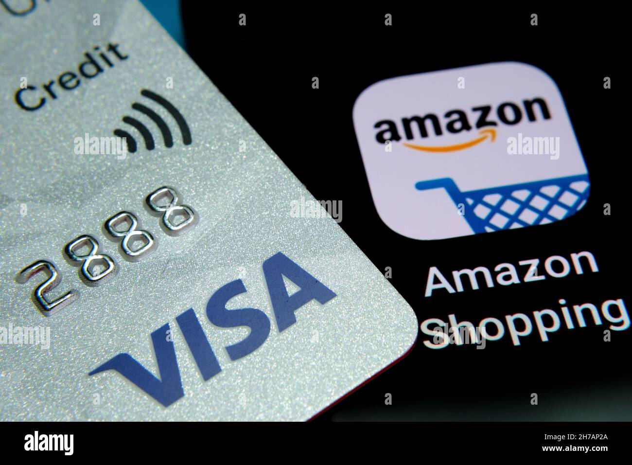 CARTE DE CRÉDIT VISA placée sur le dessus du smartphone avec l'application Amazon Shopping.Concept.Stafford, Royaume-Uni, 21 novembre 2021. Banque D'Images