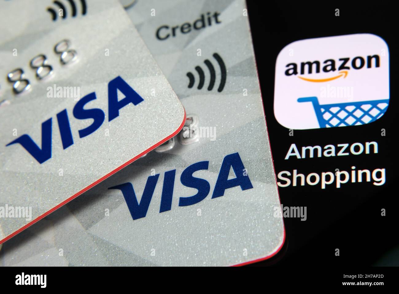 CARTES DE CRÉDIT VISA placées sur le dessus du smartphone avec l'application Amazon Shopping.Concept.Stafford, Royaume-Uni, 21 novembre 2021. Banque D'Images