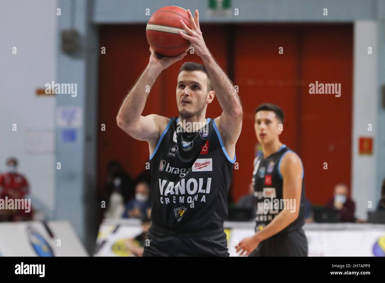 Cremona, Italie.21 novembre 2021.Andrea Pecchia (Vanoli Cremona) al tiro libero durante Vanoli Panier Cremona vs Carpegna Prosciutto Pesaro, Campionato di basket série A in Cremona, Italia, 21 novembre 2021 crédit: Independent photo Agency/Alay Live News Banque D'Images