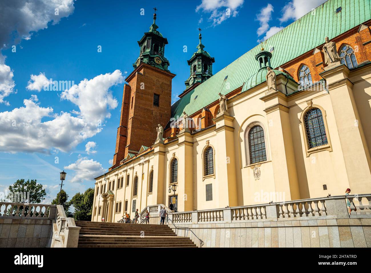 Gniezno, Pologne - 09 août 2021.La basilique de la cathédrale primatiale de l'Assomption de la Sainte Vierge Marie et du sanctuaire de Saint-Adalbert Banque D'Images