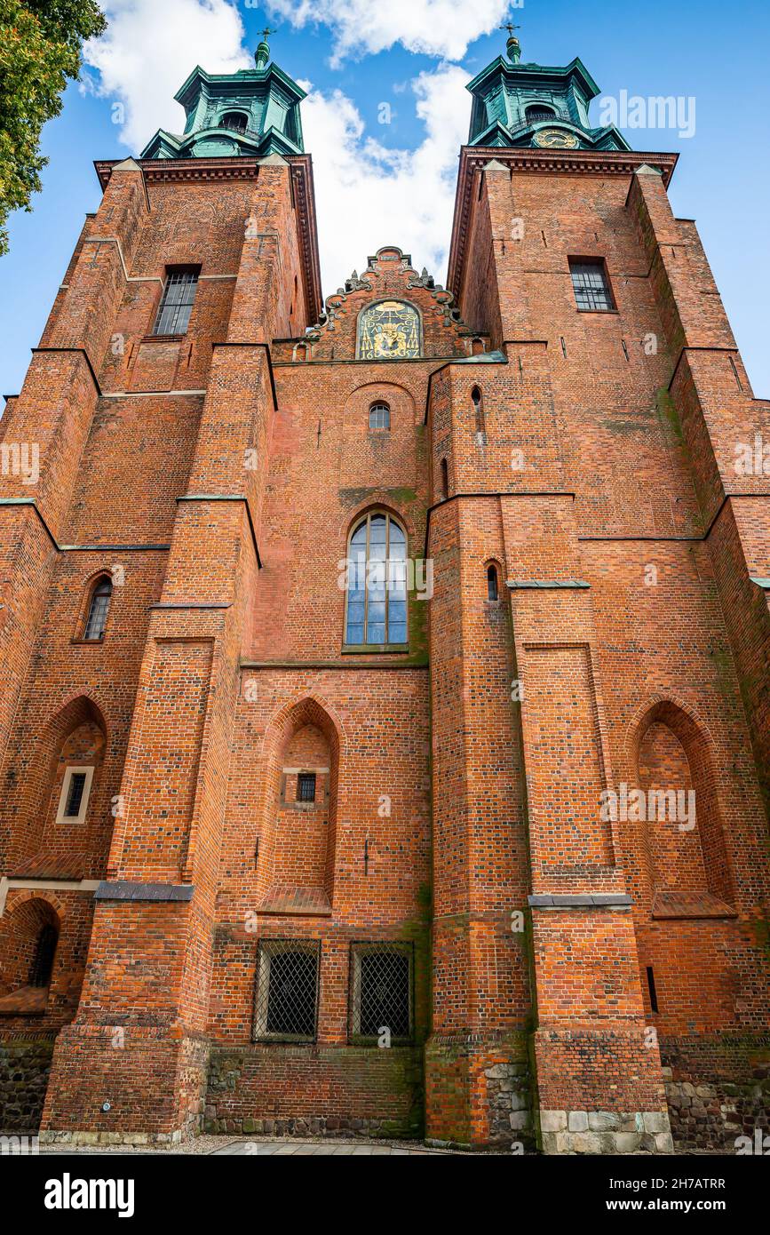 Gniezno, Pologne - 09 août 2021.La basilique de la cathédrale primatiale de l'Assomption de la Sainte Vierge Marie et du sanctuaire de Saint-Adalbert Banque D'Images