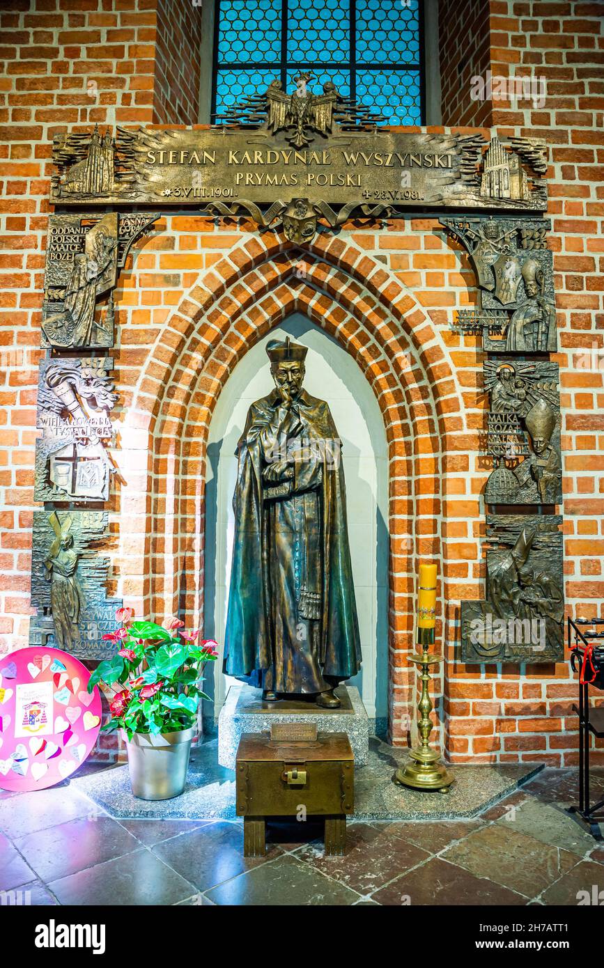 Gniezno, Pologne - 09 août 2021.La basilique de la cathédrale Primatiale de l'Assomption de la Sainte Vierge Marie et du Sanctuaire de Saint Adalbert - intérieur Banque D'Images