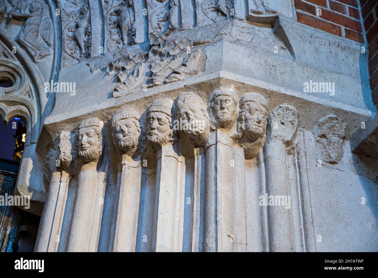 Gniezno, Pologne - 09 août 2021.La basilique de la cathédrale Primatiale de l'Assomption de la Sainte Vierge Marie et du Sanctuaire de Saint Adalbert - intérieur Banque D'Images