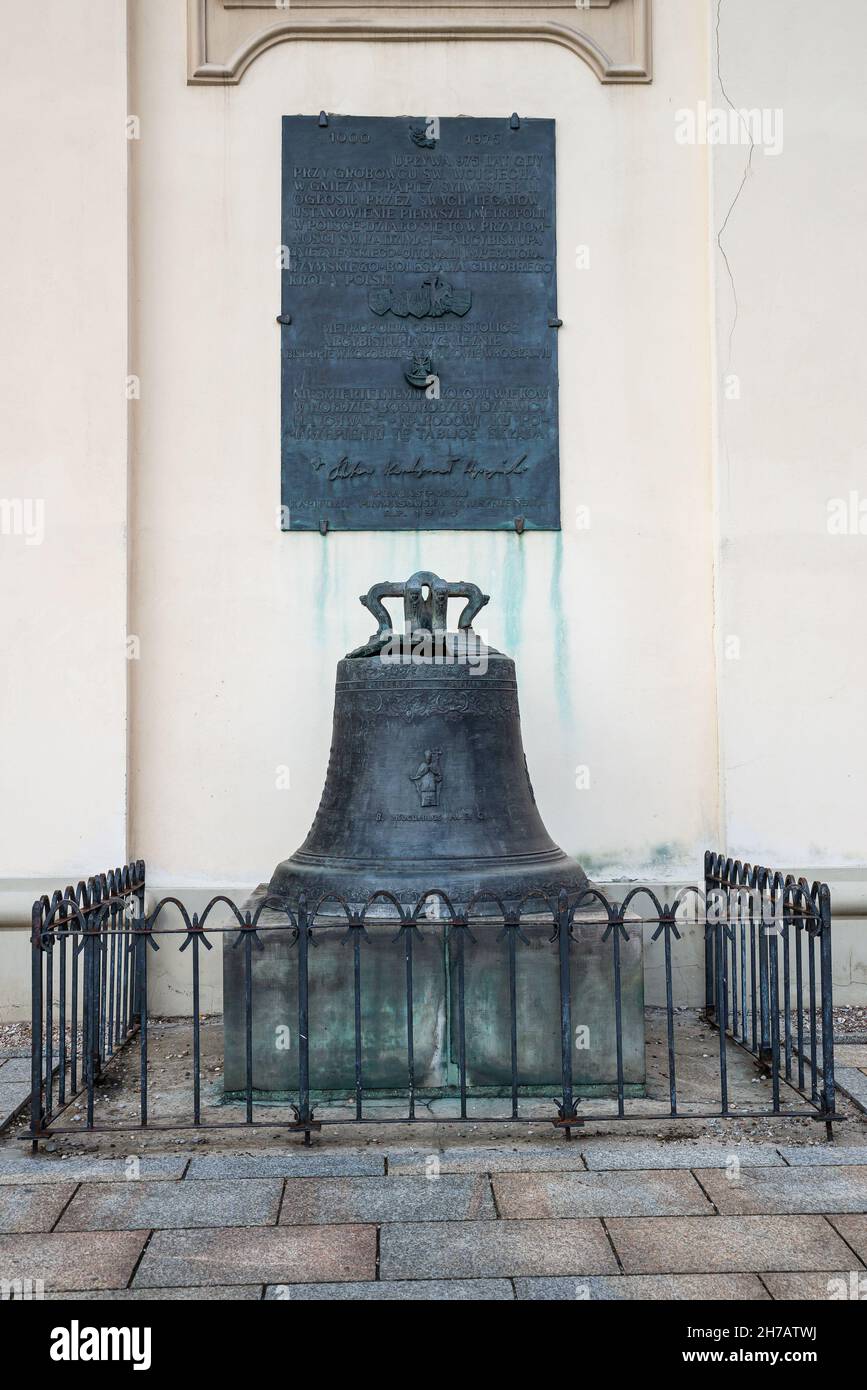 Gniezno, Pologne - 09 août 2021.La basilique de la cathédrale primatiale de l'Assomption de la Sainte Vierge Marie et du Sanctuaire de Saint Adalbert - Bell as Banque D'Images
