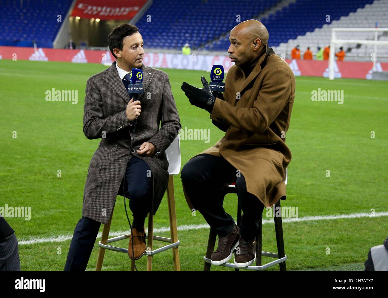 Président de l'Olympique de Marseille Pablo Longoria et Thierry  Henry,Pundit for Amazon Prime Video React après l'arrêt du match après  quelques minutes, Dimitri Payet d'OM a reçu une bouteille d'eau en plastique